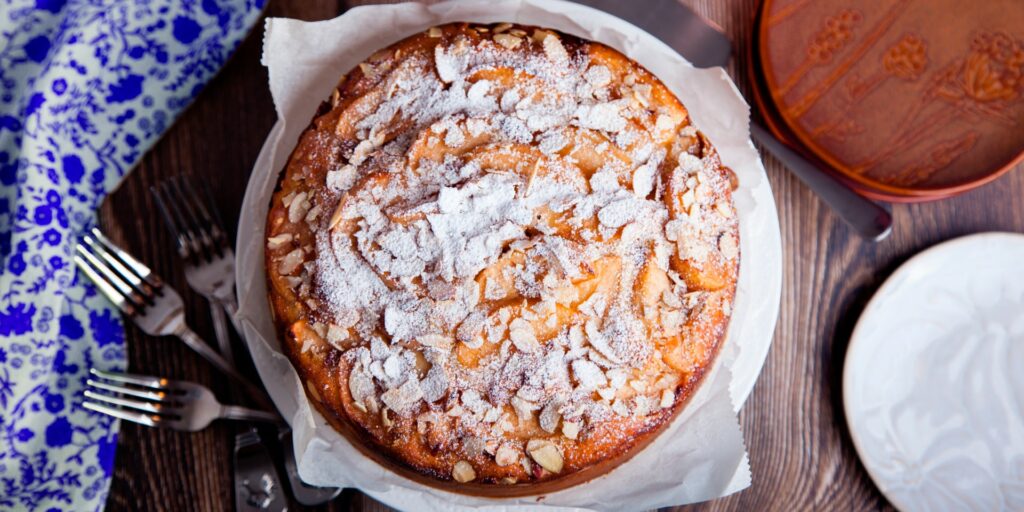 Tarta de almendra y manzana, una receta dulce y fresca